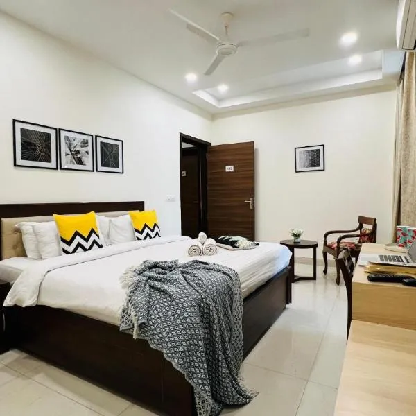 BluO Studio5 Golf Course Road - Gym, Terrace Garden，位于古尔冈的酒店
