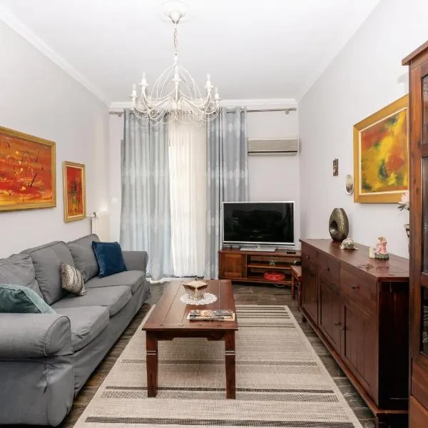 Charming & Authentic Gem - Walk to Port & Shops!, ξενοδοχείο στην Πάτρα