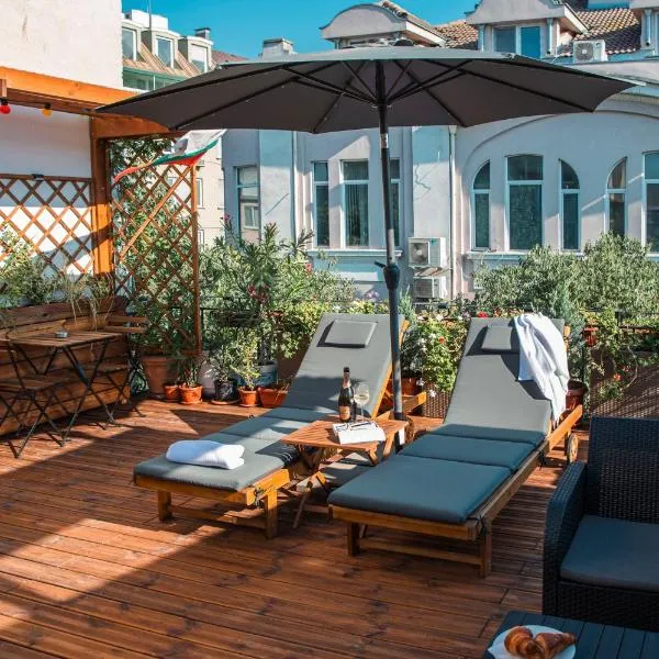 Three Dolphins Hotel with a Rooftop terracе, отель в Варне
