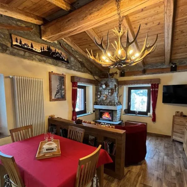 Chalet Chez Louis - Alpine Charm with Mont Blanc View & Ski Access, hotel in Courmayeur