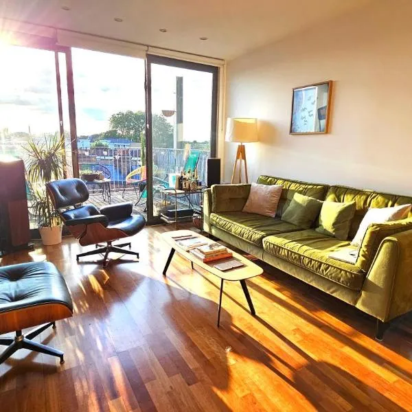 Roof Terrace, 2-bed 2-bath, Stoke Newington, hotel v Londýně