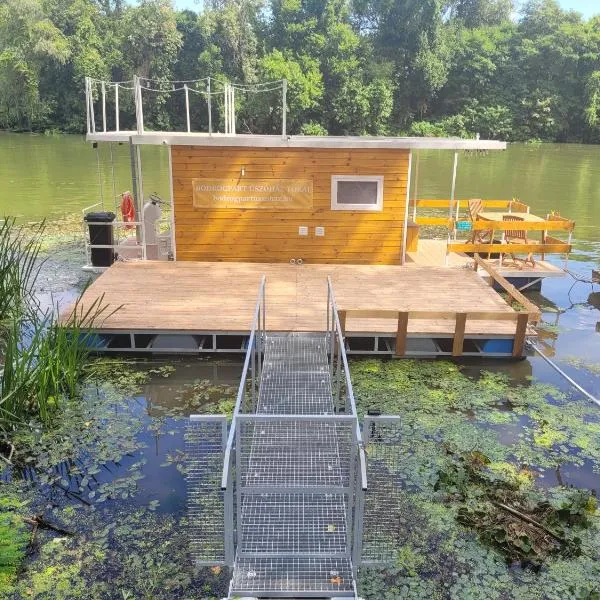 Bodrogpart Úszóház Tokaj, hotel in Tokaj
