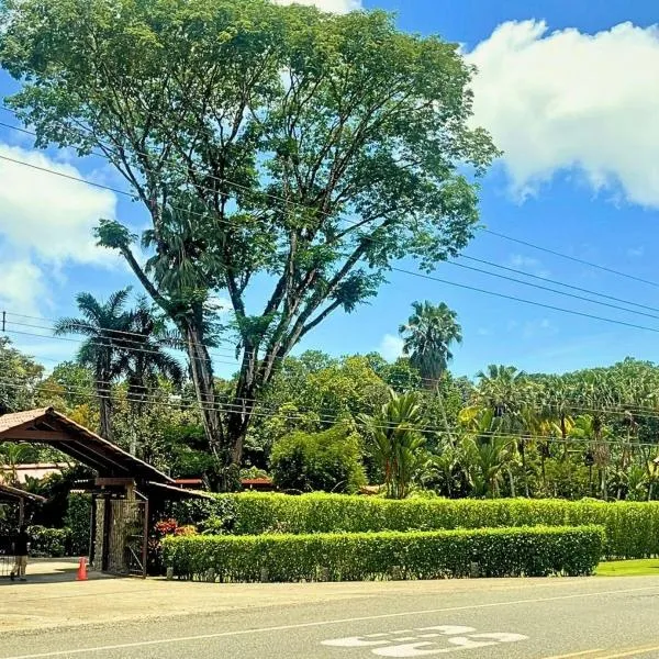 La Foresta Nature Resort, hotel in Quepos