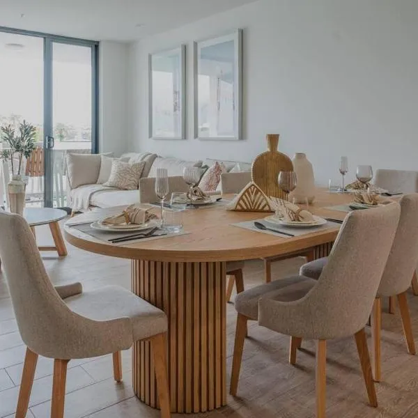 Lux Lakeside Apt - Gold Coast, hotel in Gold Coast