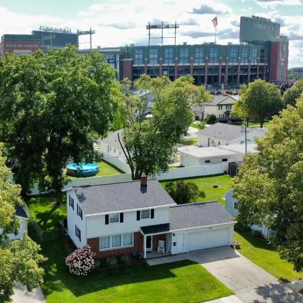 Curly's Quarters (4 Bedroom Home) w/ Lambeau view, hotel in Green Bay