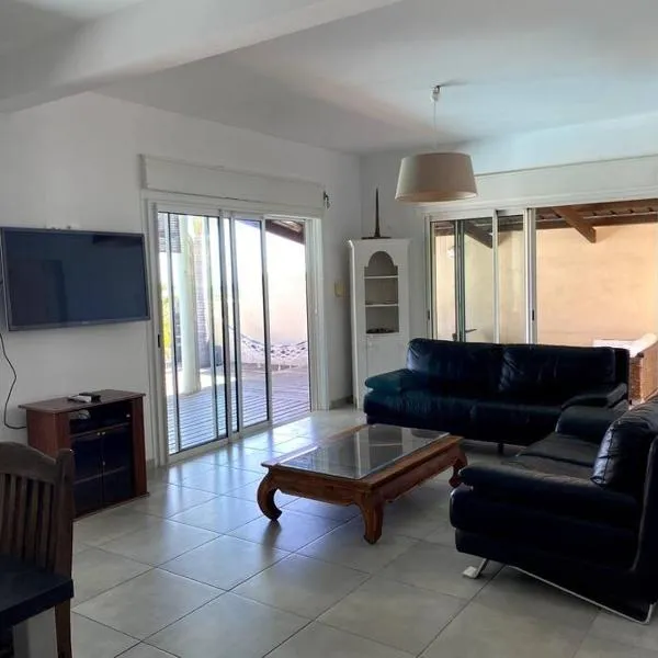 Grande villa belle vue lagon kazcaillou, hotel v destinaci Saint-Paul