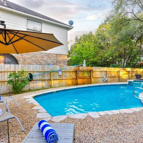 RARE FIND! Heatd Pool Spa GameRoom Fall Special!, hotel in San Antonio
