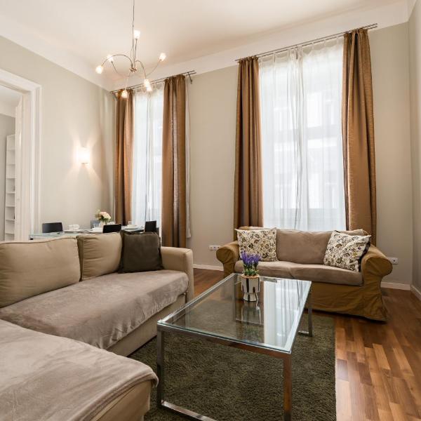 Spacious Apartment by Opera- 2 BR- 2 Bath- AC, Budapest