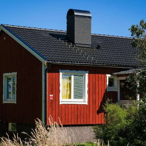 Lantligt gästrum med gratis wifi & bastu, hotel in Motala