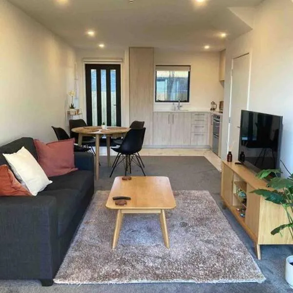 Cheerful 2 bedroom townhouse in Addington!, hotel in Christchurch