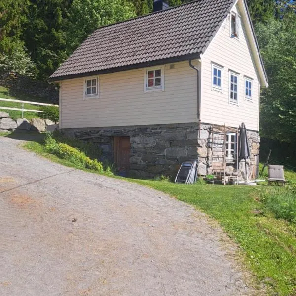 Kårhus på småbruk, hotel in Lia