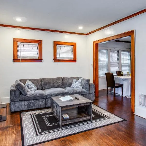 Amazing 3 bedroom home Steps, Airport, UofR, RIT, Strong, hotel in Rochester
