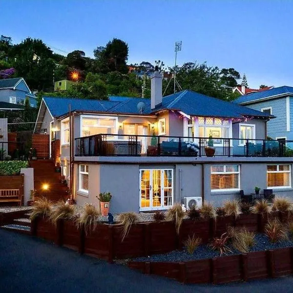Sea Salt Apartment Dunedin 3 Bedrooms & Sea Views, hotel di Dunedin