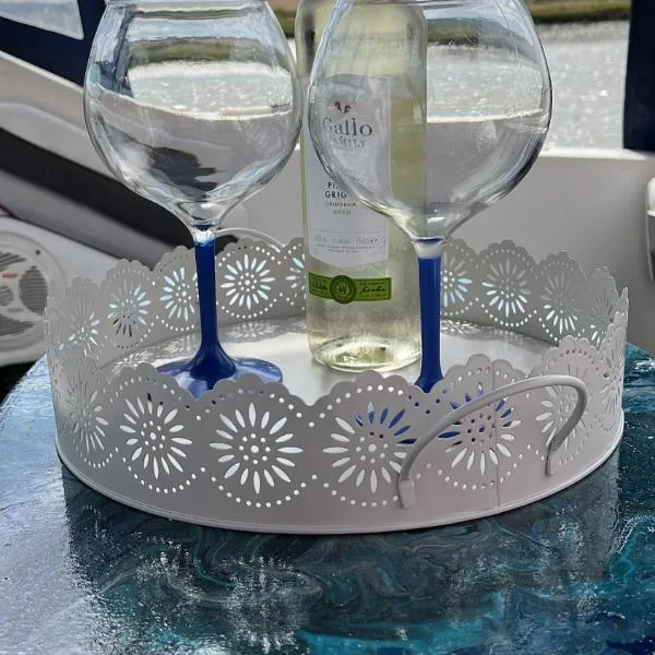 Floatsyerboat, hotel in Kent