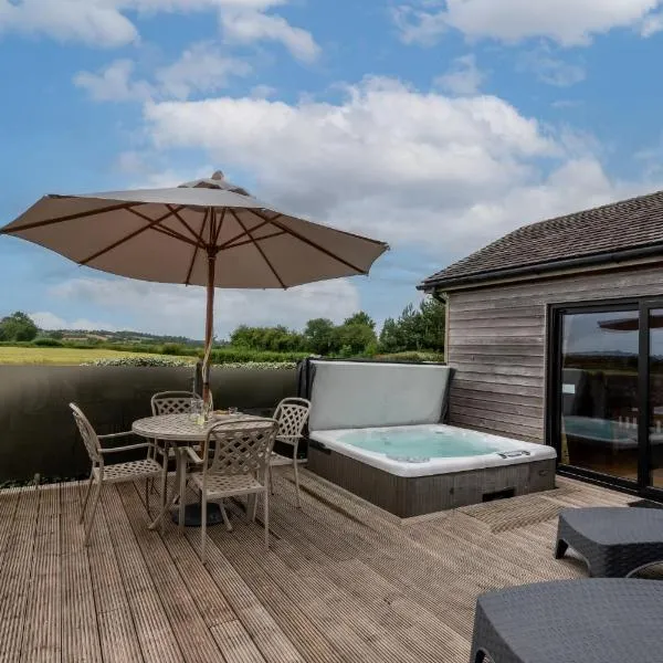 Tor Farm Lodges - Private Hot Tubs, Shared Seasonal Outdoor Pool, Dog Friendly, hotel v destinaci Cheddar