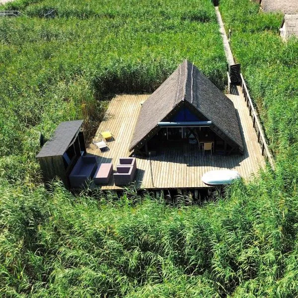 Mountains and Lakes - Romantika 5 Beach Bungalow, hotel v destinaci Rust