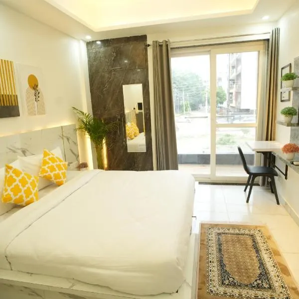 The Empire Corporate Studio Hotel Sector 43 ,Golf Course Road , One Horizon Center，位于古尔冈的酒店