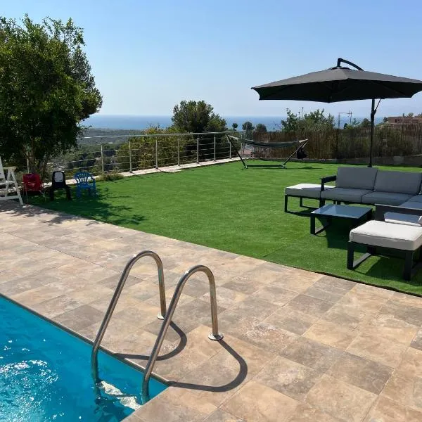 Maison de Rêve avec Piscine Privative et Vue sur Mer - Proche Barcelone et Port Aventura, hotel in Cunit