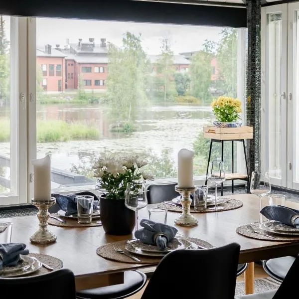 Villa Gaia! - Luxury villa with jacuzzi and beach close to trainstation 10 minutes from Tampere city! 1,5 hours to Helsinki, hotel in Tampere