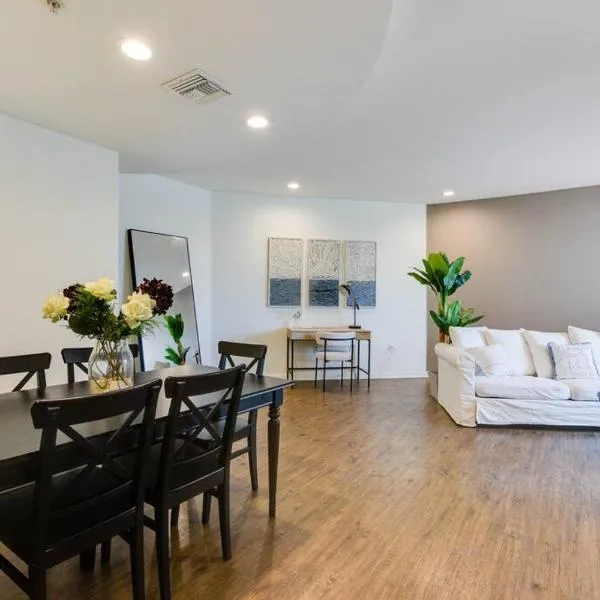 Lavish Living Lux Marina Views, hotel in Los Angeles