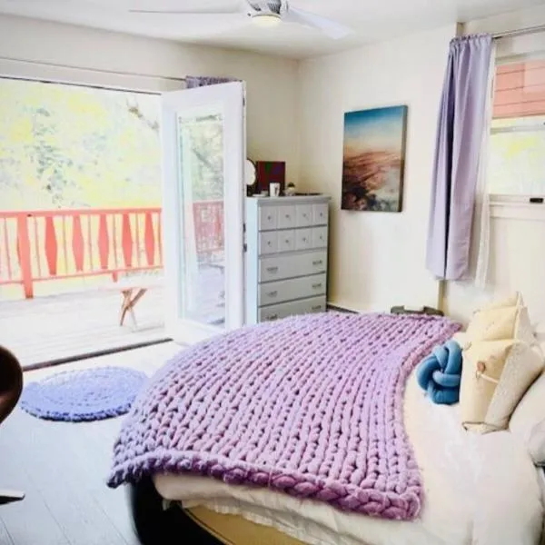 Catskill Cabin, Cool Apartment, 2nd Floor, hôtel à Shandaken