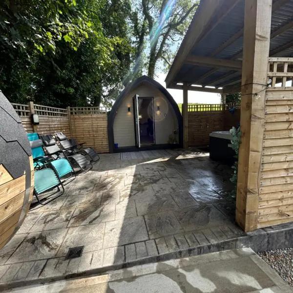 Paddock Pod - Sleeps 4 & Roofed Over Private Hot Tub & NEW SAUNA, hotel en Burnfoot