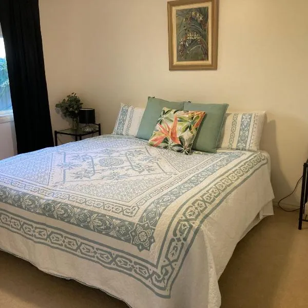 HOME STAY on HIGH King Bed -- Private Home with Private Bathroom, hotel v destinaci Swan Hill