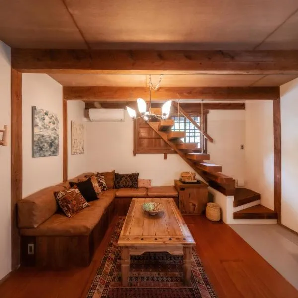 The Bath & Bed Dogo 築110年源泉掛け流し一棟貸しの温泉宿、松山市のホテル