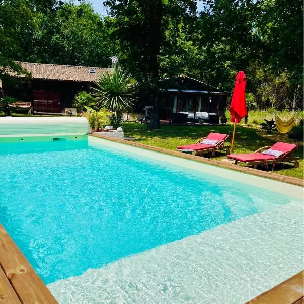 Hacienda de la Canopée avec piscine chauffée au sel, hotel en Hourtin