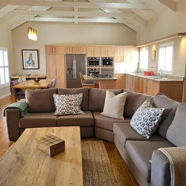 BayView Sunset Villa on Thessen! Large one bedroom unit with King Bed and Sofa bed, hotel in Knysna