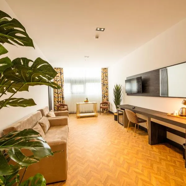 V Center Hotel، فندق في طرابزون