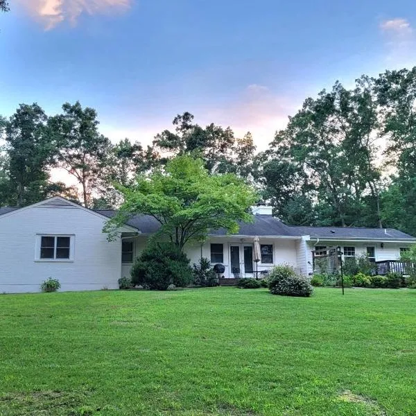 Meadow View Acres - 6 acre spacious estate 20 min from UVA, hotel in Charlottesville