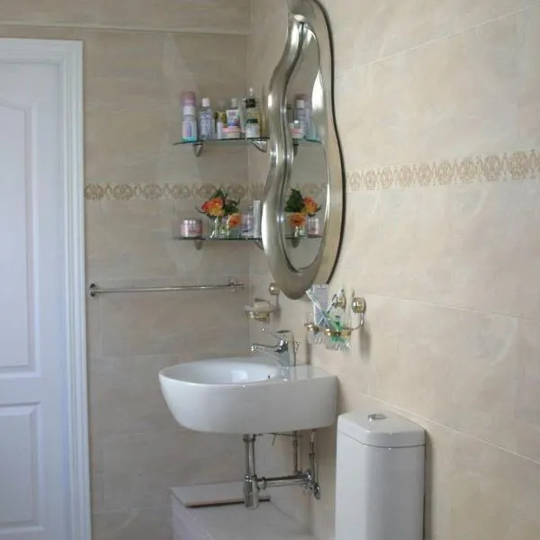 Central room with key, shared bathroom Wifi, hotel in Santander