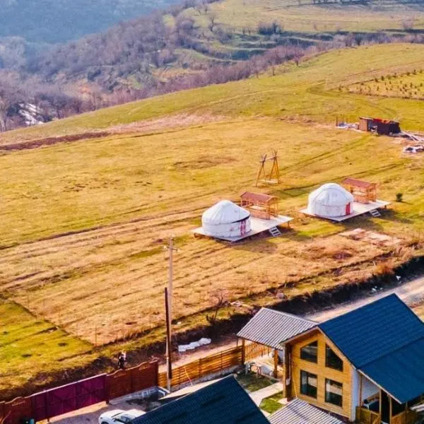 Дом в горах Уютный дом с потрясающим видом и огромной террасой, hotel u gradu Besqaynar