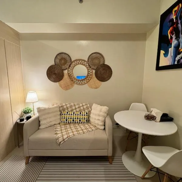 Cozy 1BR Netflix & Alexa w Balcony Free Pool, hotel in Manila