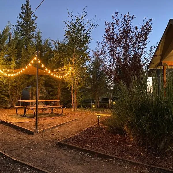 The Hilltop Cabin Retreat in Bass Lake Heights, hôtel à Oakhurst