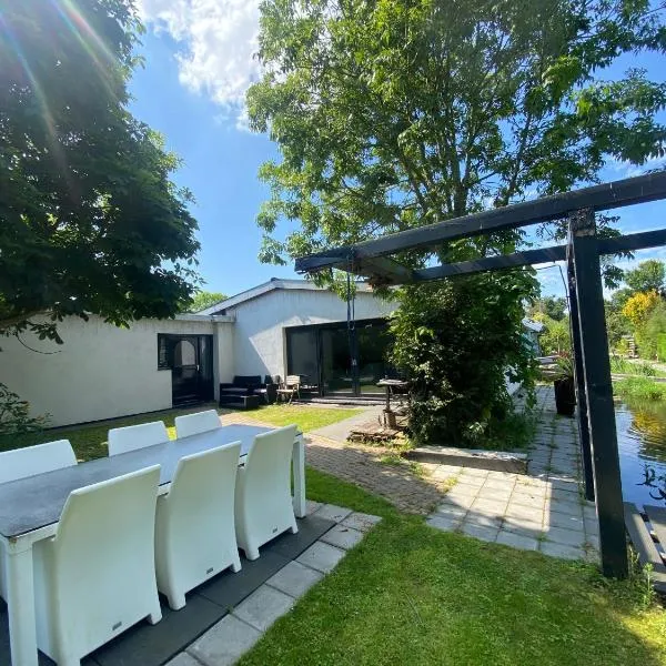 Bungalow Haarlem Amsterdam with jacuzzi, Hotel in Vijfhuizen