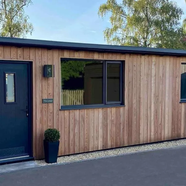 Larks Leaze Lodge, Steeple Ashton, Wiltshire, hotel in Trowbridge