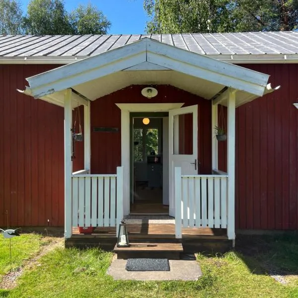 Arctic Hearts - Kleines Schwedenhaus im Wald am See, hotel v destinaci Jörn