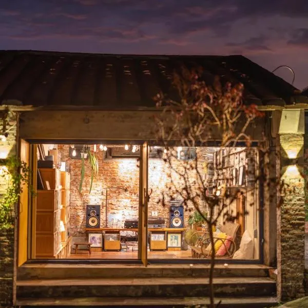 香蕉與黑膠 Yellow And Black Guest House, hotel in Meinong