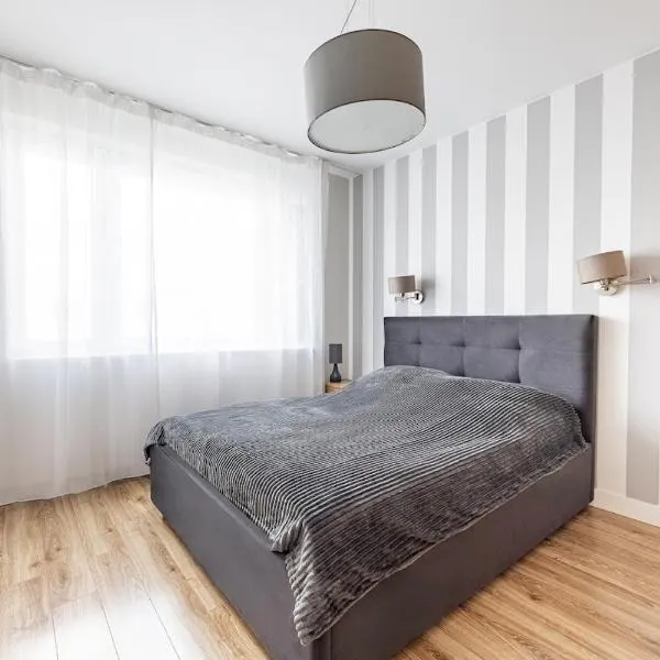 Fajny apartament z parkingiem, obok metra., hotel in Warsaw