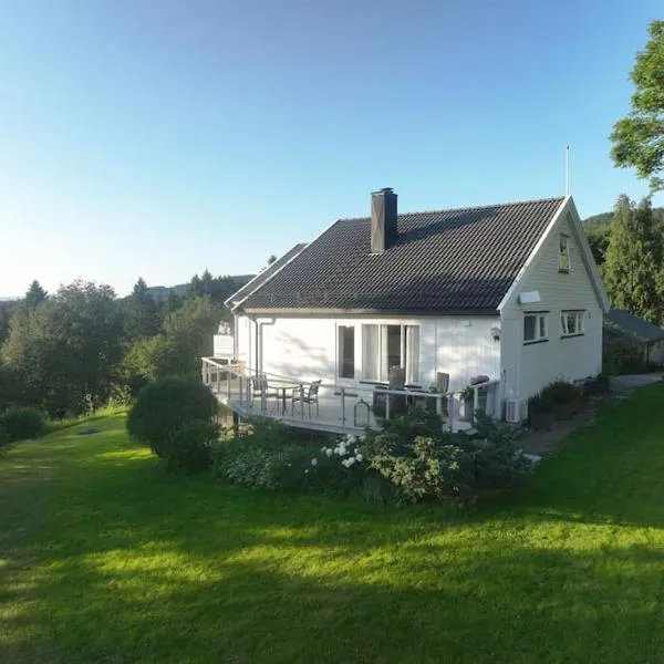 Et helt hus i fredelige omgivelser med utsikt! ca 10 min fra Trondheim sentrum, hotel in Trondheim