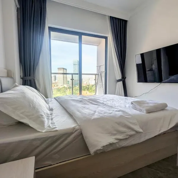 Claudio Homestay - 11th Floor - City Views - 55 UHD TV، فندق في بنوم بنه
