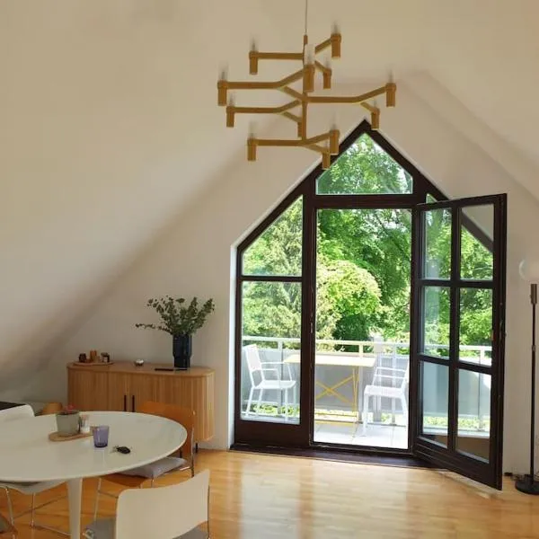 Dachgeschosswohnung Seeblick, hotel v destinaci Tutzing