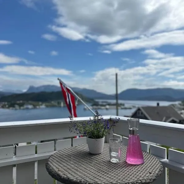 Hus med panorama utsikt, hôtel à Måløy