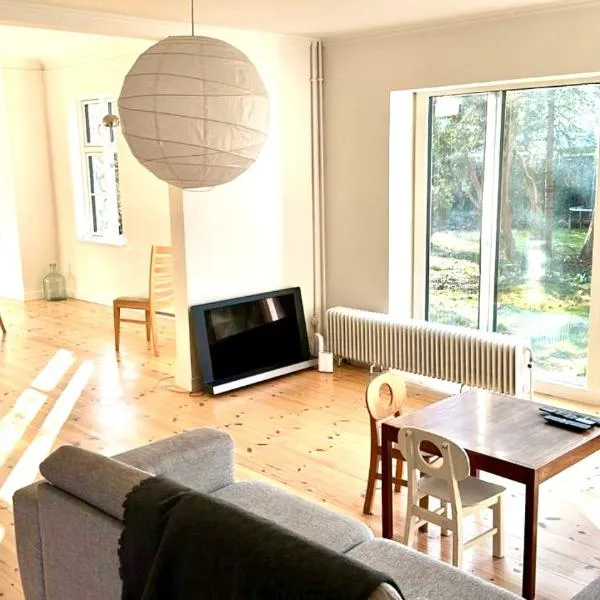 Villa Apartment near Lousiana, hotel in Humlebæk