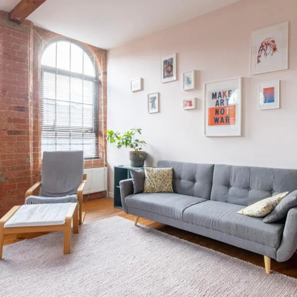 5 mins walk from centre, spacious city apt, open-plan, hotel in Nottingham