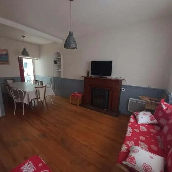 Agréable maison de ville avec cheminée, Hotel in Bagnères-de-Luchon