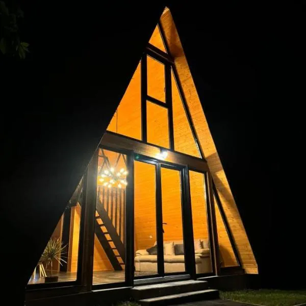 Nemes Chalet A Frame, hotel in Văleni