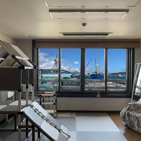 Pier 40 Free Parking Oceanview Kids House Jungle Gym Slide 2Bedroom, готель у місті Пусан
